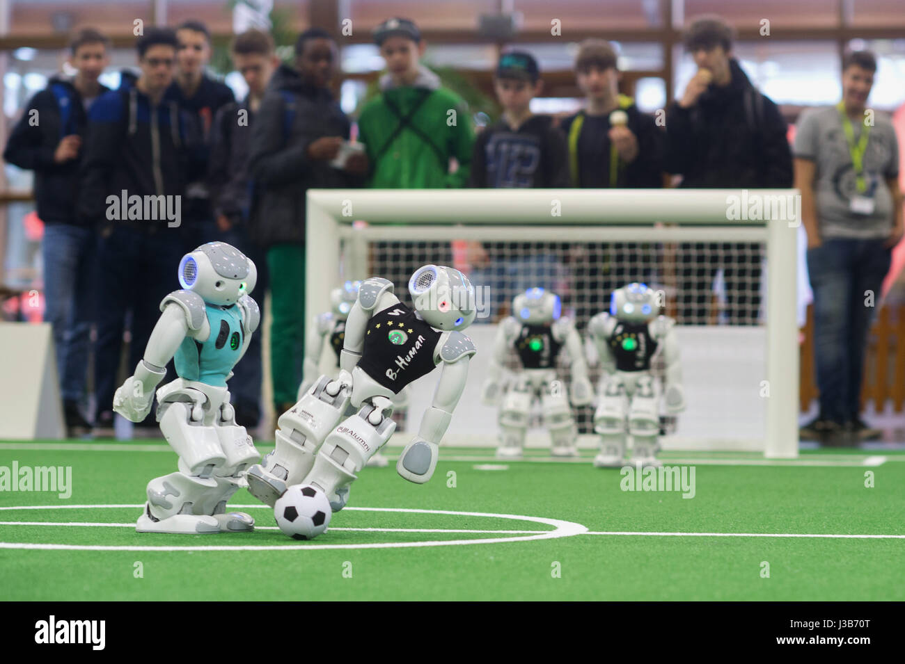 Les robots Nao des équipes 'Berlin United' - à partir de l'Université Technologique de Berlin (L) - et ceux de l'équipe 'B' de l'humain - de l'université de Brême - face off pendant l'Robo-Cup Junior à la foire de Magdeburg, Allemagne, 05 mai 2017. L'équipe française a participé à la Ligue Robot sauveteur. Photo : Klaus-Dietmar Gabbert/dpa-Zentralbild/dpa Banque D'Images