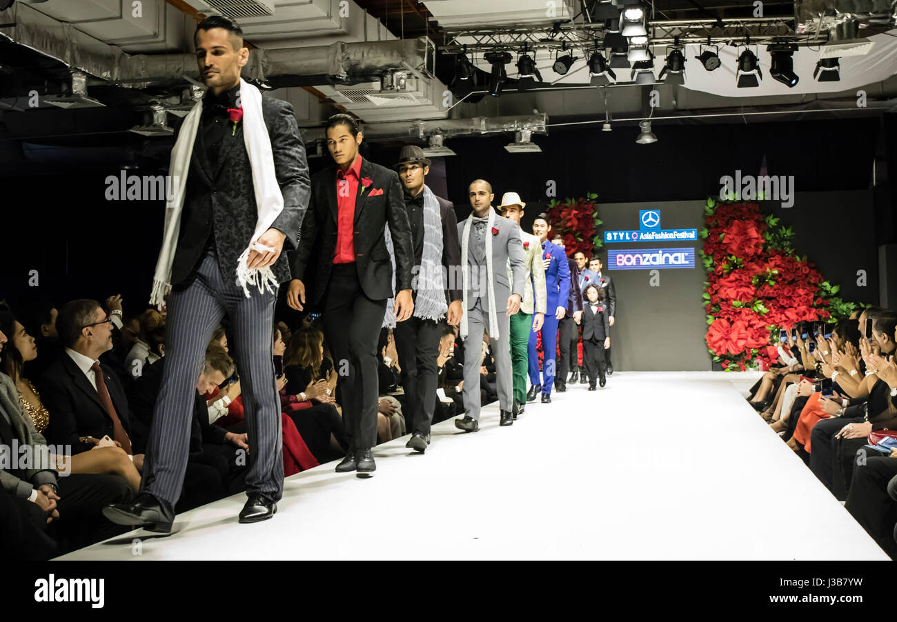 Kuala Lumpur, Malaisie. 5 mai, 2017. Quatre jours de festival de mode Asie STYLO Mercedes 2017 à Kuala Lumpur. Menwears 2017-2018 Zainal bon designer collection. © Danny Chan/Alamy Live News. Banque D'Images