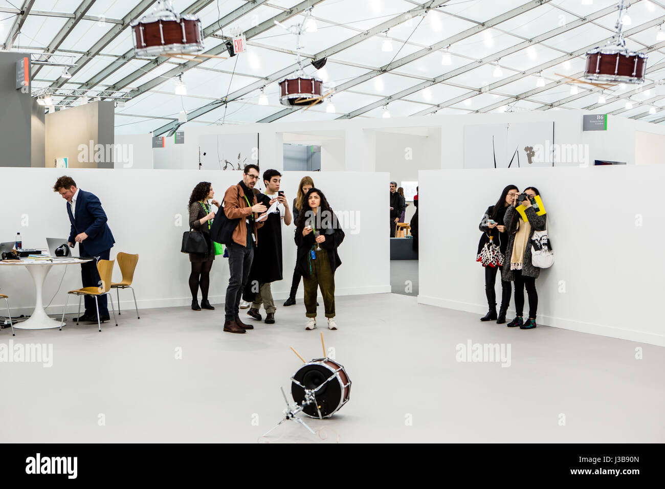 New York, États-Unis. Le 05 mai, 2017. New York, NY - 5 mai 2017. Le jour de l'ouverture de la Frieze Art Fair, la mise en valeur de l'art moderne et contemporain présentées par des galeries du monde entier, sur Randall's Island à New York. Une installation de batterie, l'un sur le côté, les autres suspendus à l'envers, qui semblent jouer eux-mêmes, par Anri Sala, dans la galerie Marian Goodman. Credit : Ed Lefkowicz/Alamy Live News Banque D'Images