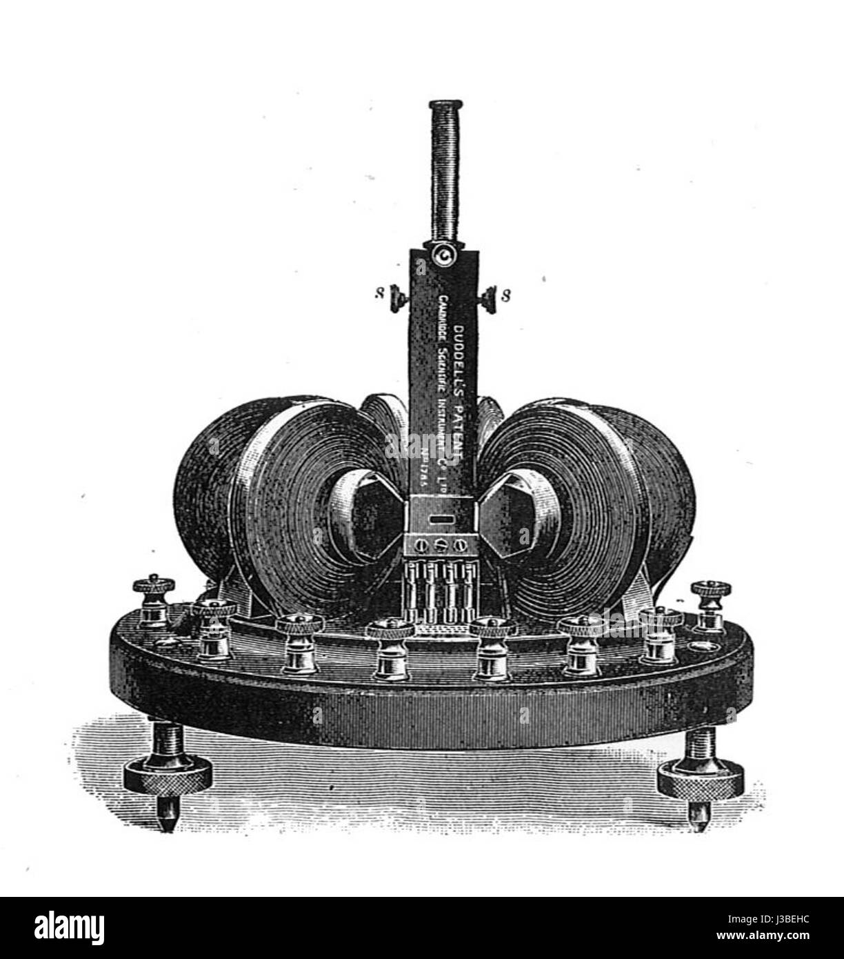 L'oscillographe Duddell, présenté dans Electrical installations, vol II de Rankin Kennedy (1909), était un appareil utilisé pour mesurer les oscillations électriques. Il a marqué une étape importante dans le génie électrique en visualisant les signaux de forme d'onde et en aidant au développement de la technologie de mesure électrique. Banque D'Images