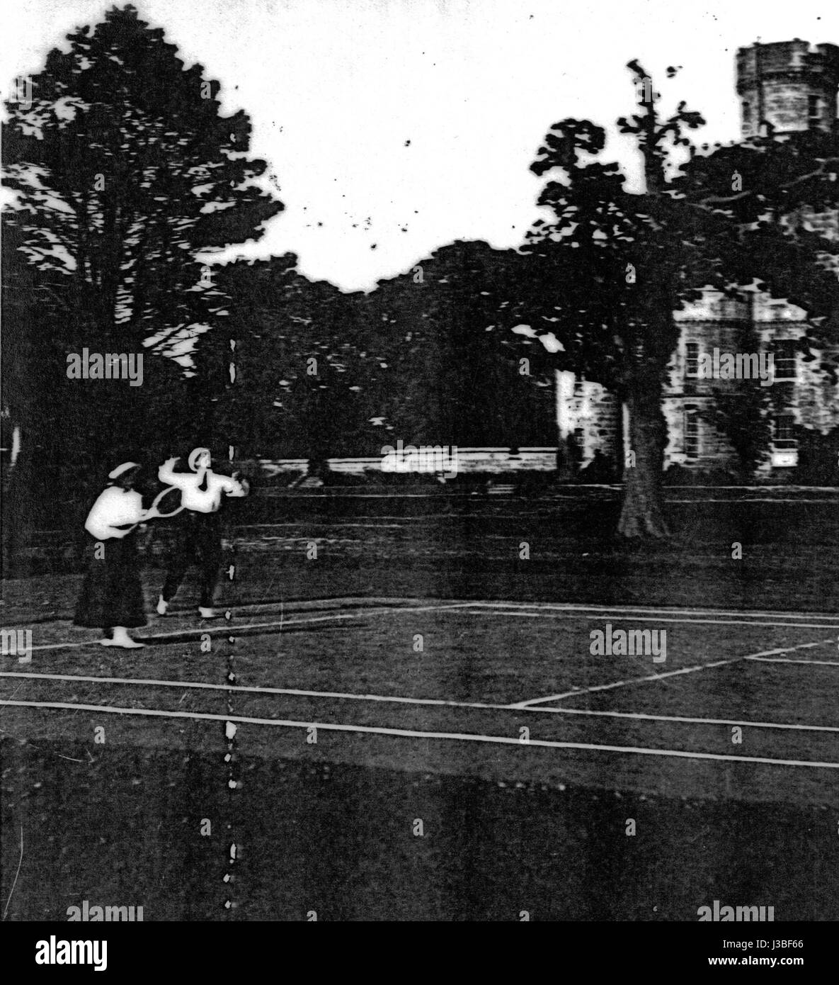 Le château d'Eglinton, situé dans l'Ayrshire, en Écosse, dispose d'un court de tennis historique. Les jardins du château, connus pour leur beauté pittoresque, faisaient autrefois partie d'un domaine avec de vastes jardins. Le court de tennis est un vestige des activités de loisirs pratiquées par les résidents du château dans le passé, reflétant l'histoire sociale et le style de vie aristocratique de estateâ€™s. Banque D'Images