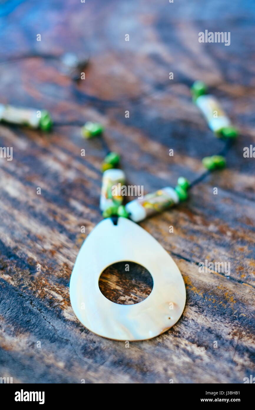 Belle fait main colliers mède de l'haliotide et perles de corail Banque D'Images