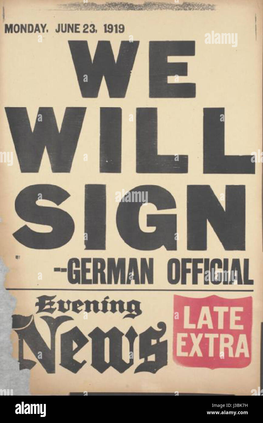 Cette pancarte du journal "Evening News" commémore la signature du Traité de Versailles le 23 juin 1919, marquant la fin officielle de la première Guerre mondiale. Le traité a eu de profondes conséquences sur la diplomatie mondiale et les frontières territoriales. Banque D'Images