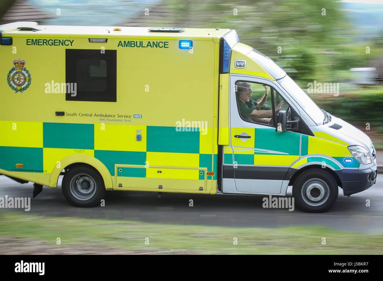 Une Ambulance centrale du Sud à se précipiter d'urgence avec feux bleus sur Banque D'Images