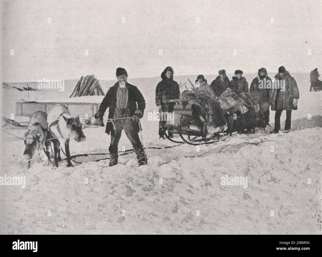 « Im Reiche der Pelze » d'Emil Brassâ€™ présente la représentation d'un traîneau chargé de fourrures en Alaska, mettant en évidence le commerce des fourrures et les méthodes de transport dans la région. Banque D'Images