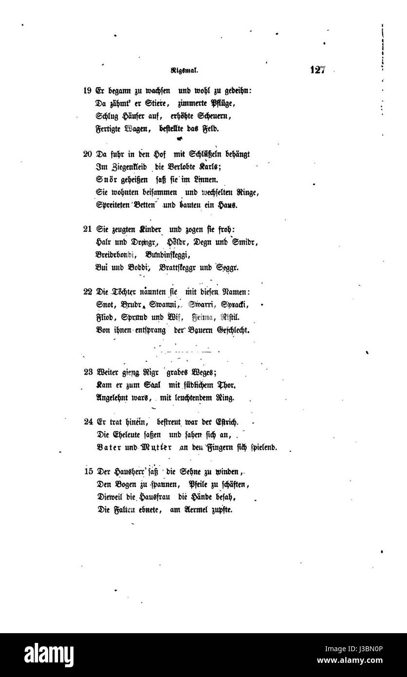 Un extrait de l'Edda, une œuvre importante dans la mythologie nordique. La page 135 présente les détails des contes mythologiques, des dieux et de l'ancienne vision du monde viking qui a façonné la culture nordique. Banque D'Images