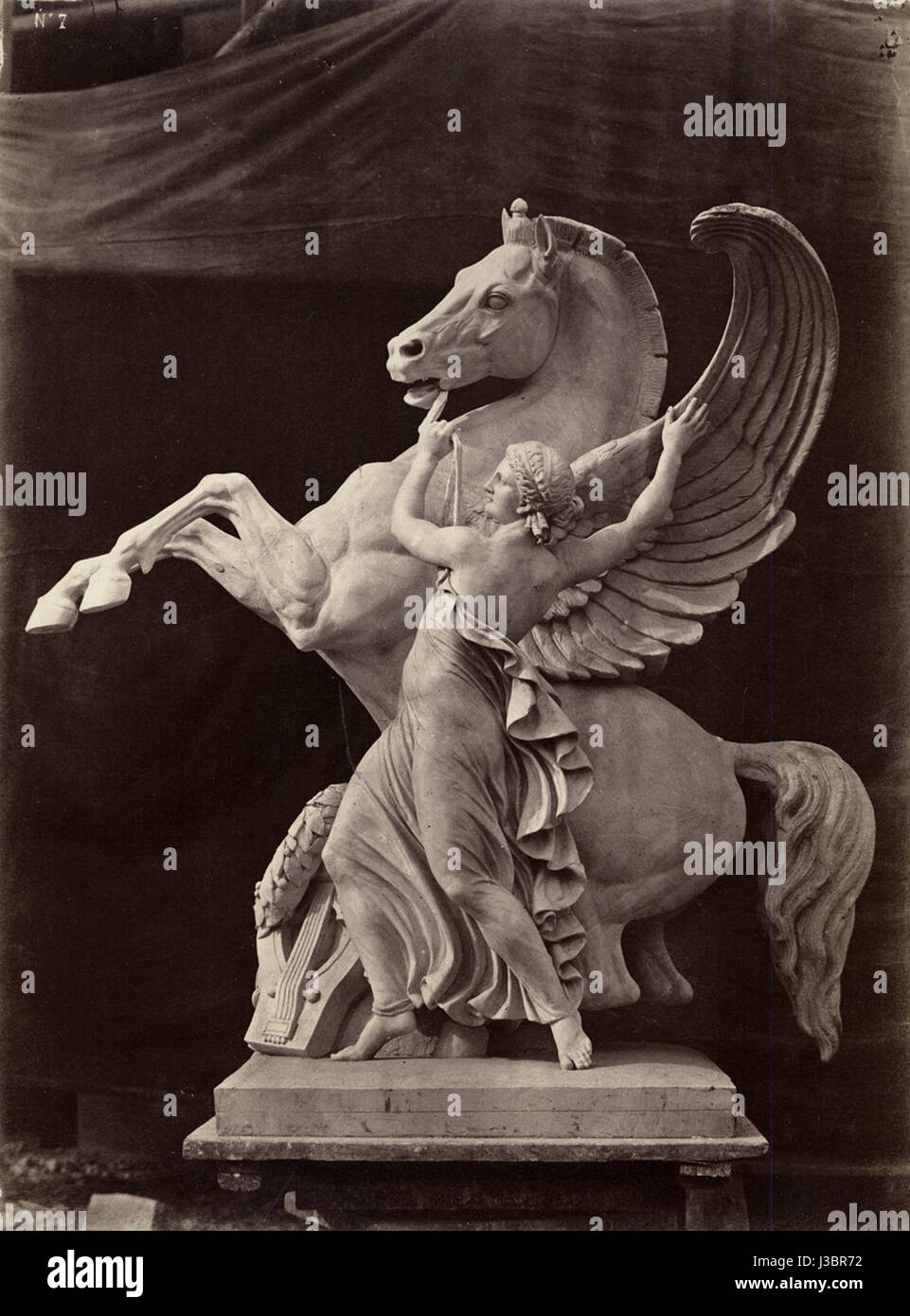 Cette pièce de Durandelle représente des statues décoratives pour un opéra, incluant probablement la figure de Pégase. Il reflète la conception artistique et l'embellissement culturel des opéras du XIXe siècle. Banque D'Images