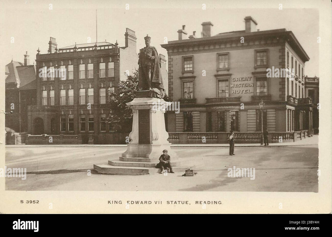 Cette statue d'Édouard VII, représentant le monarque britannique Reading, a été créée avant 1913. Il symbolise son influence intellectuelle et culturelle pendant son règne, reflétant son intérêt pour la littérature et la vie publique. Banque D'Images