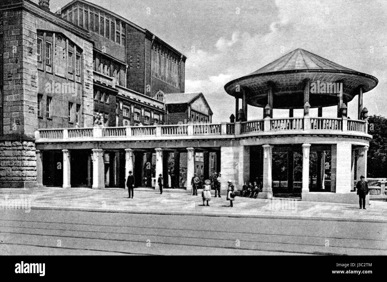 Une carte postale historique du Stadttheater de Dortmund, en Allemagne, mettant en valeur le style architectural et l'importance culturelle du lieu en tant que symbole du patrimoine local. Banque D'Images
