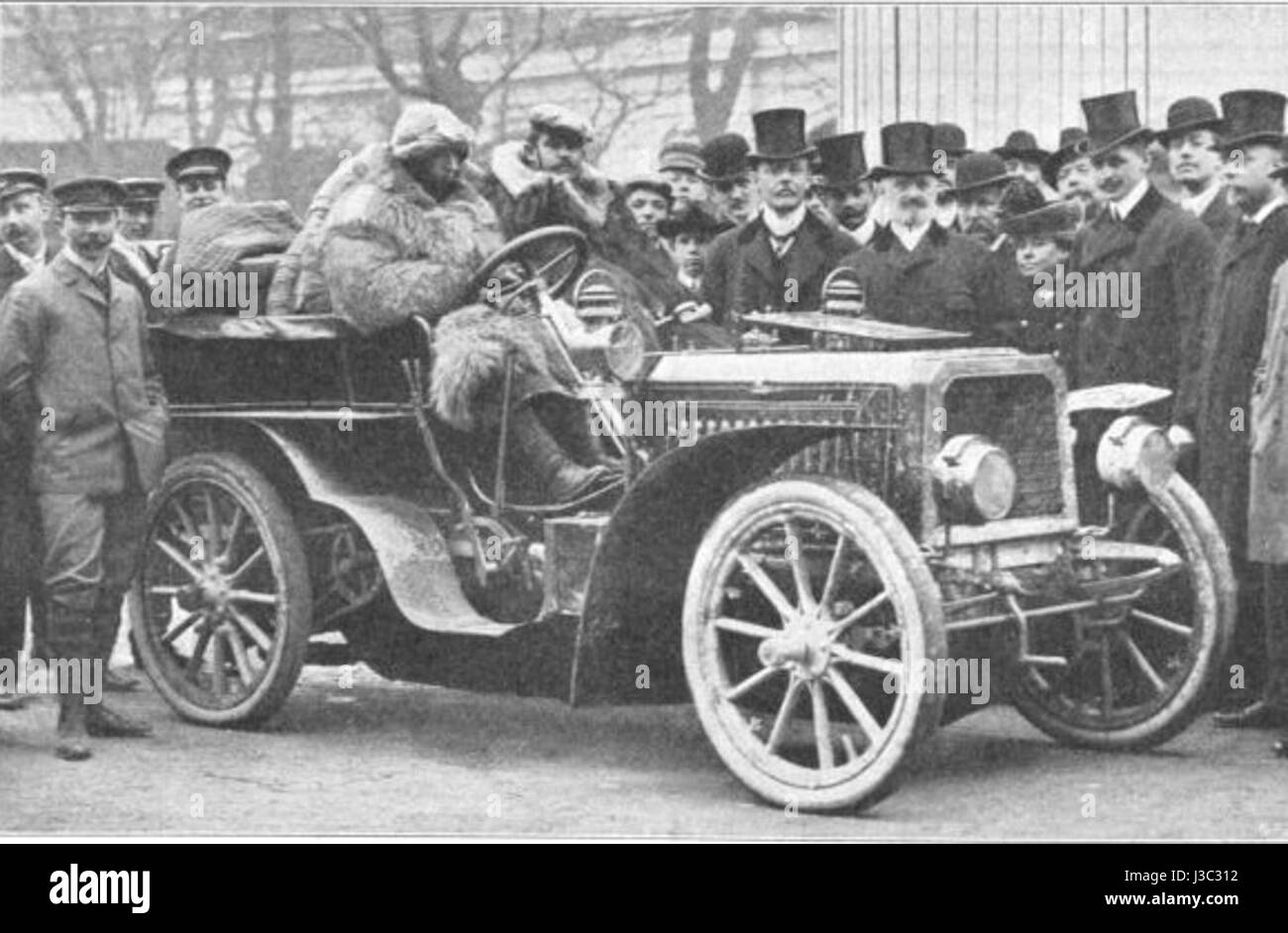 Ettore Bugatti, le célèbre constructeur automobile italien, est présenté à Vienne en 1903, reflétant les premières étapes de sa carrière et le développement des voitures de luxe. Banque D'Images