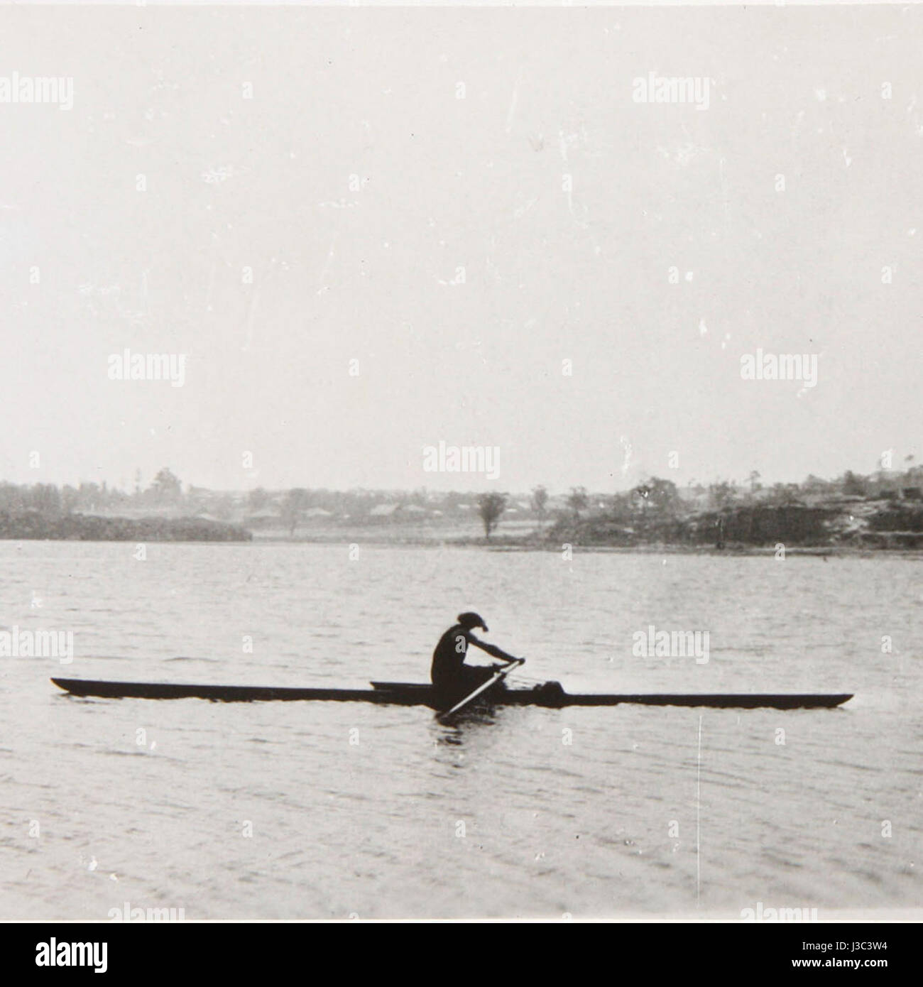 Elsie Ellen Hawkins dans un croppedtosquare skiff Photo Stock Alamy