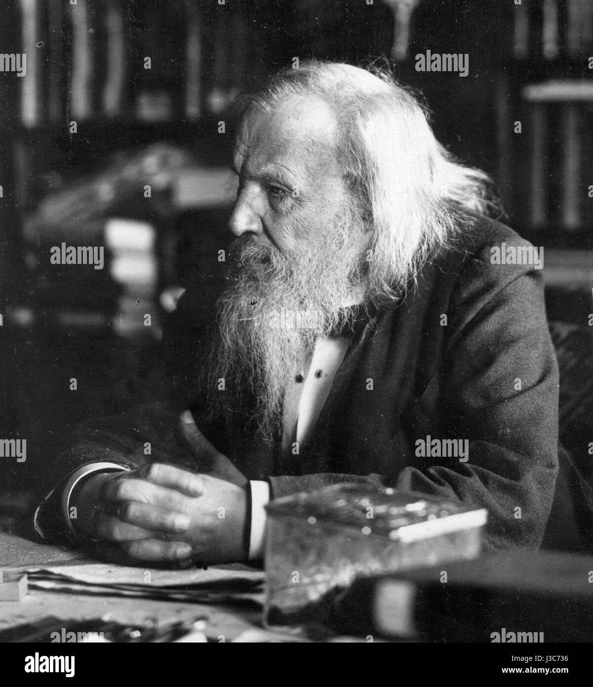 DIMendeleevCab fait référence au cabinet de Dmitri Mendeleev, le chimiste russe le plus connu pour avoir formulé la Loi périodique et créé le Tableau périodique des éléments. Le cabinet abrite des manuscrits originaux, des objets personnels et des instruments scientifiques utilisés par Mendeleïev au cours de ses recherches, offrant un aperçu de ses contributions à la chimie. Banque D'Images