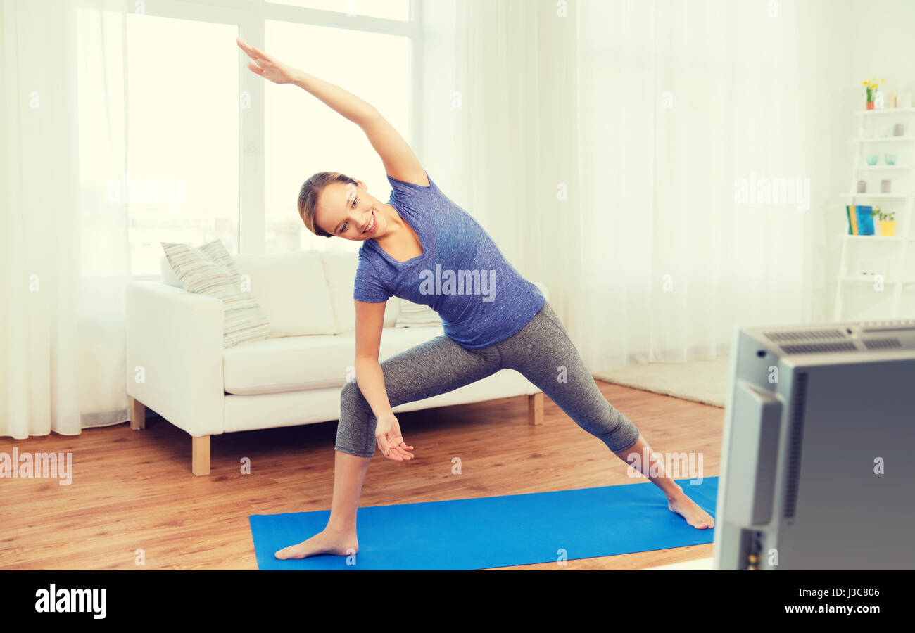 Femme faisant le yoga Bikram posent triangle sur mat Banque D'Images