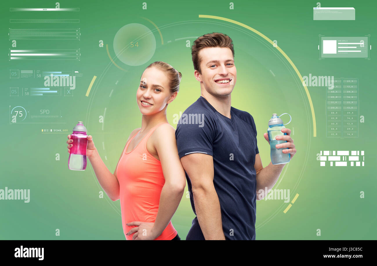 L'homme et de la femme sportive avec des bouteilles d'eau Banque D'Images