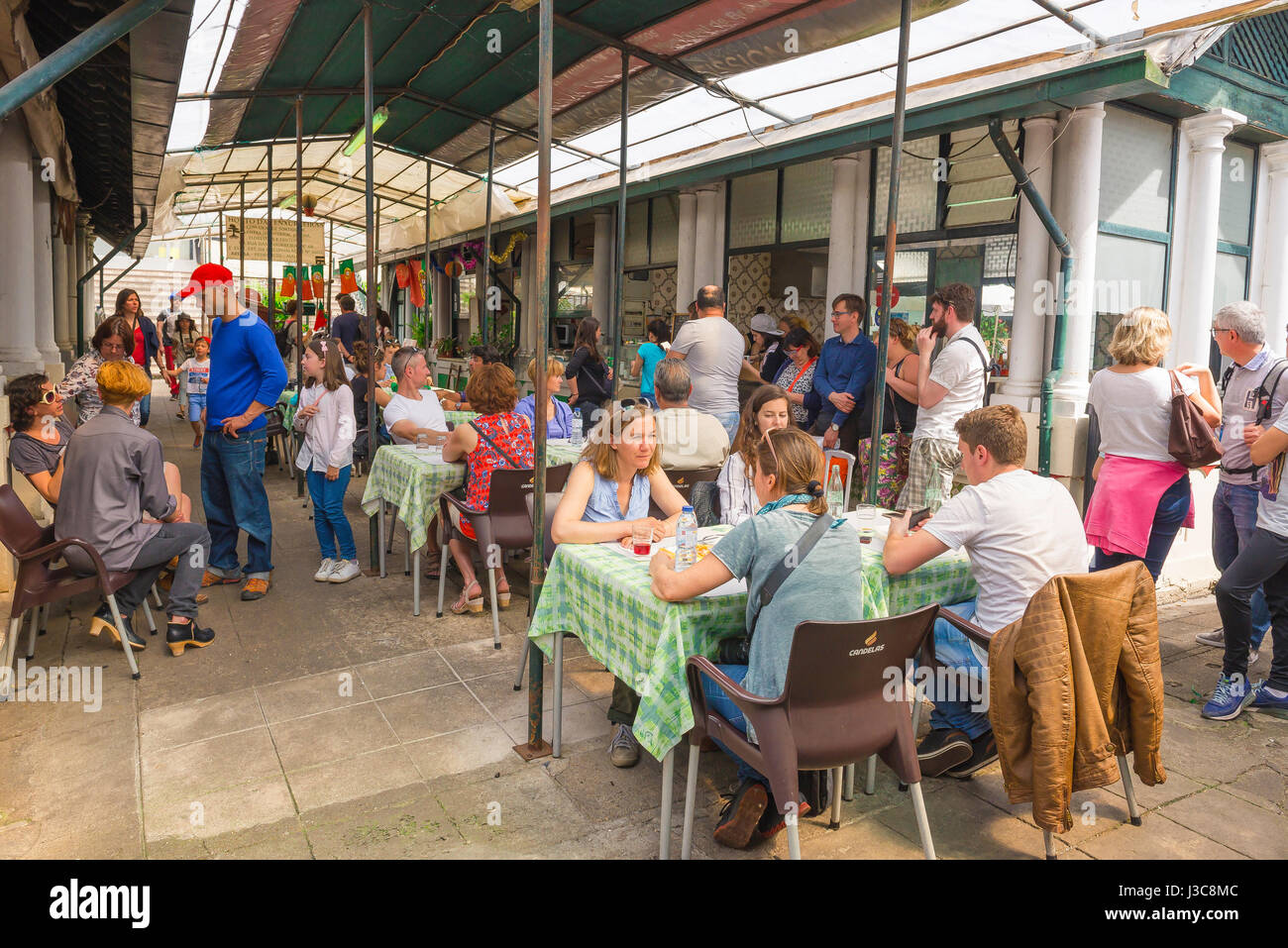 Marché bolhão Porto Portugal, les visiteurs du célèbre Mercado do Bolhão dans Porto prendre le déjeuner dans un des nombreux restaurants en plein air à l'intérieur du marché. Banque D'Images