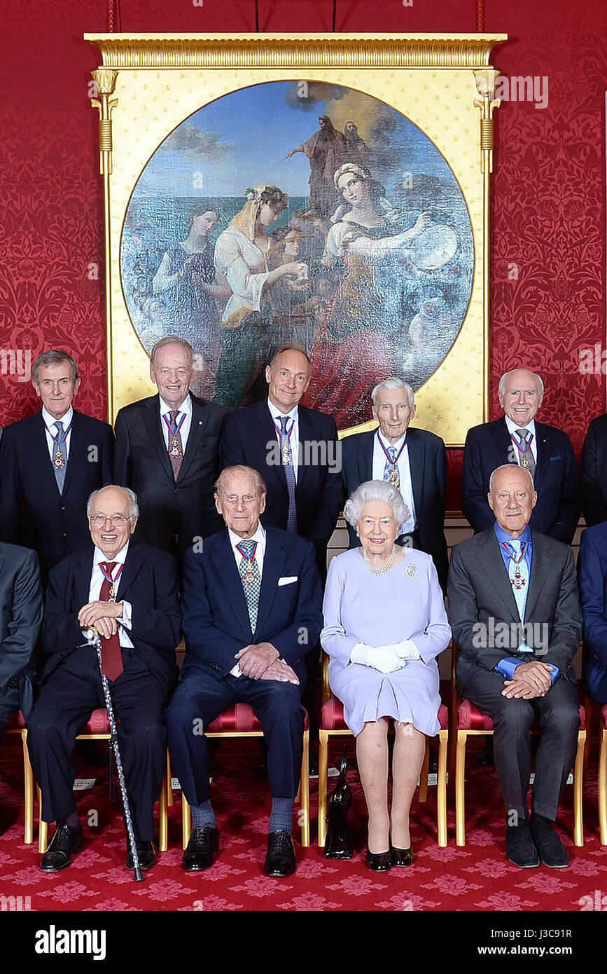 L'Ordre du mérite Les membres posent pour une photo de groupe (de gauche à droite rangée arrière) , Sir James Dyson, Lord Darzi de Denham, David Hockney, Neil MacGregor, le Très Honorable Jean Chrétien, Sir Tim Berners-Lee, Lord Rees de Ludlow, John Howard, le professeur, le Professeur Magdi Yacoub Dame Ann Dowling, Lord Robert Fellowes, (de gauche à droite, assis) Sir David Attenborough, Lord Rothschild, professeur Seigneur peut d'Oxford, le Professeur Sir Roger Penrose, Sir Michael Atiyah, le duc d'Édimbourg, la reine Elizabeth II, Lord Foster de Thames Bank, Sir Tom Stoppard, Baroness Boothroyd, le Professeur Sir Michael Howard et Lord Banque D'Images