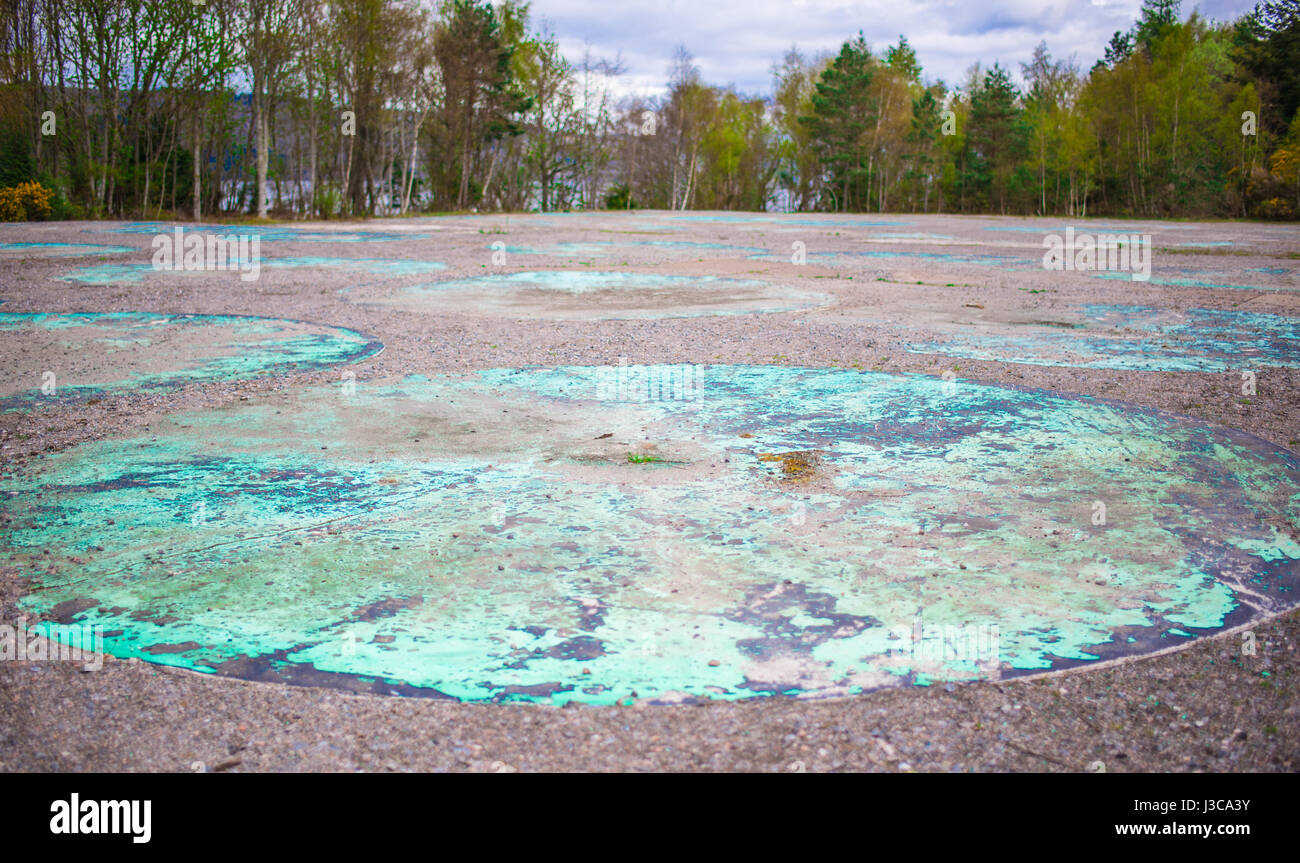 Bases de gauche peint vieux réservoirs de traitement des eaux usées à Foyers, Ecosse Banque D'Images