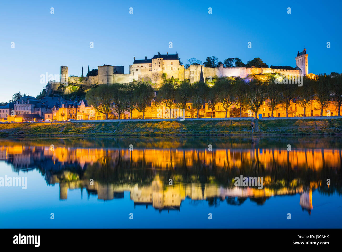 Le château de Chinon par nuit, vallée de la loire classée au patrimoine mondial de l'UNESCO, Banque D'Images