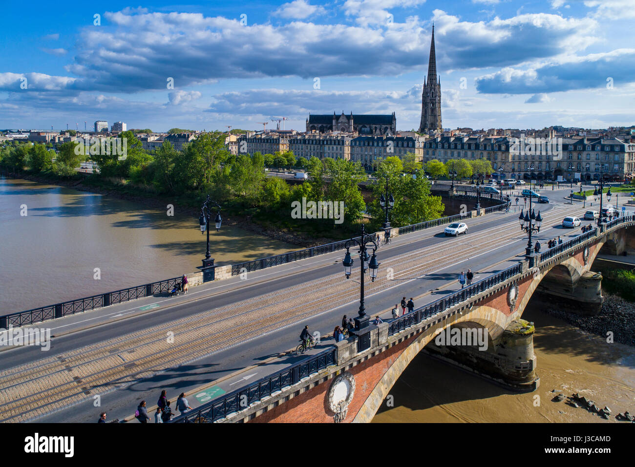 France, Gironde, Bordeaux, zone classée au Patrimoine Mondial de l'UNESCO, pont de pierre sur la Garonne, brique et pierre arch bridge inauguré en 18 Banque D'Images