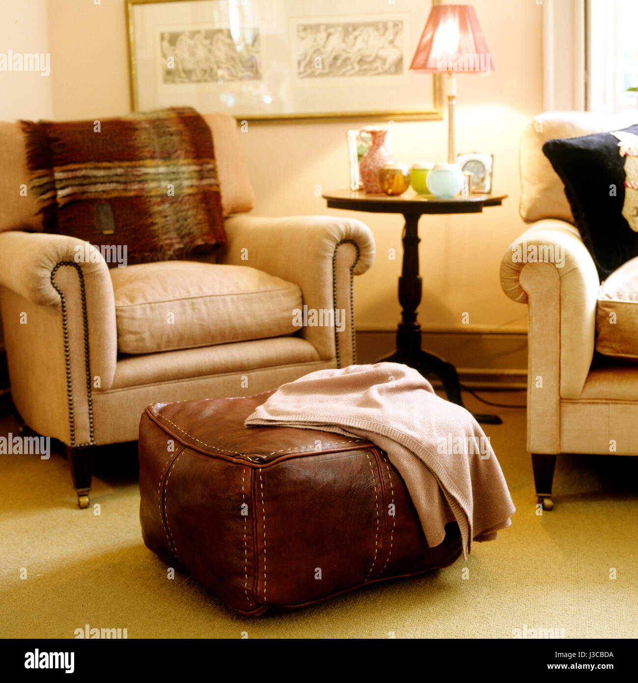 Couverture cachemire sur cuir marbre coussin dans salon avec paire de fauteuils Banque D'Images