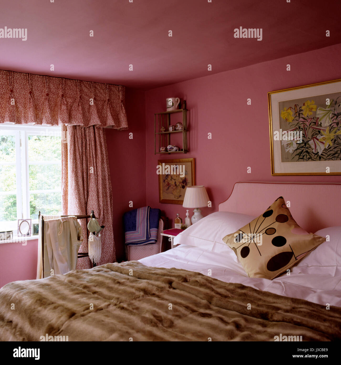 1940 coussin style sur un lit double avec fourrure. Banque D'Images