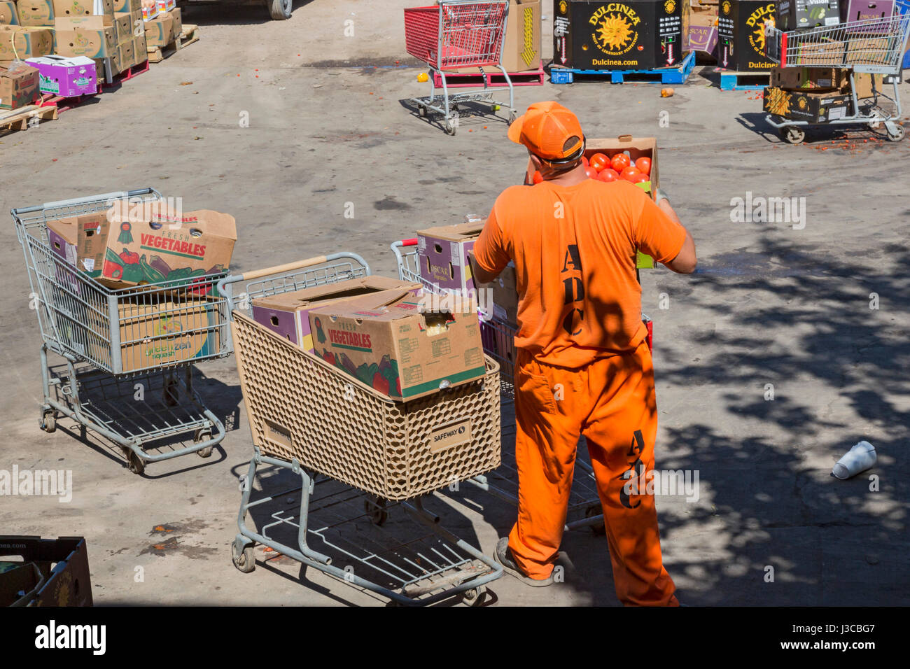 Nogales (Arizona) - prisonniers de l'Arizona Department of Corrections aider aux travaux ménagers à la banque alimentaire de Borderlands entrepôt. La Banque d'alimentation de secours Banque D'Images