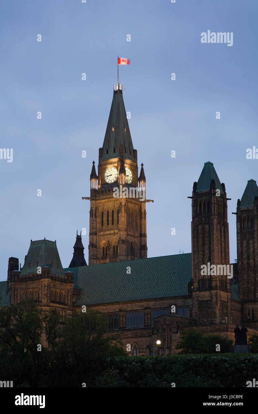 Bâtiment du Parlement canadien et la tour de la paix illuminée au crépuscule, Ottawa, Ontario, Canada. Banque D'Images