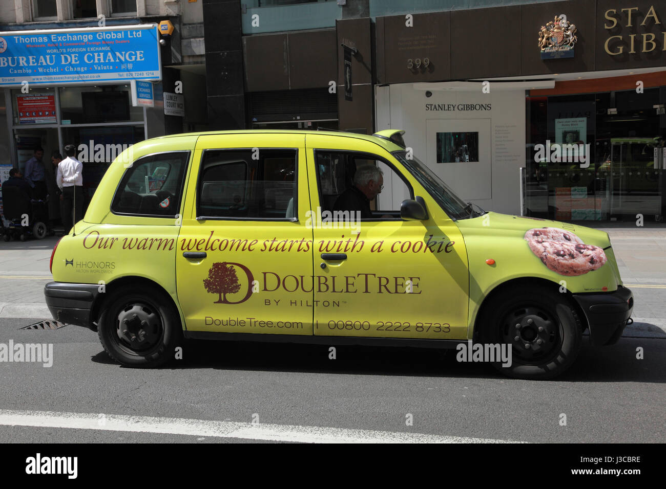 Un taxi hôtels DoubleTree Hilton publicité sur le Strand, London Banque D'Images