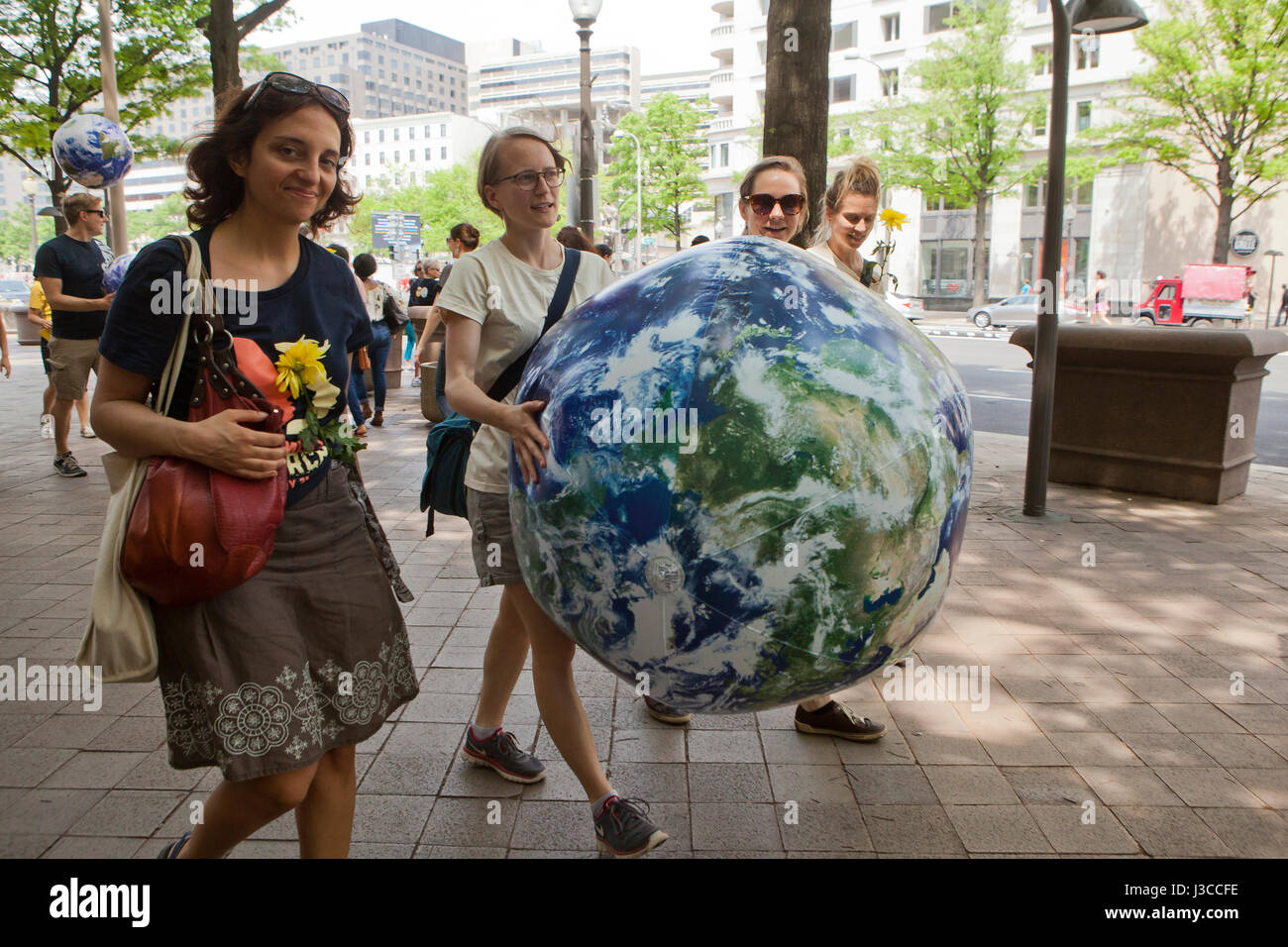 Le climat de 2017 personnes (mars femme tenant un ballon blue earth) - Washington, DC USA Banque D'Images