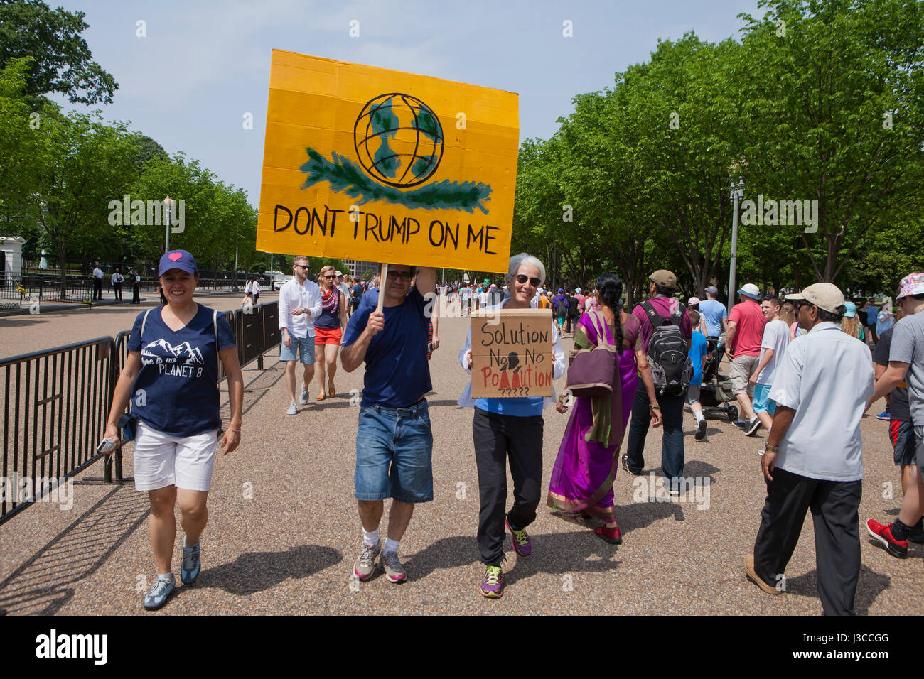 Le climat de 2017 personnes (anti-Mars Trump signe) - Washington, DC USA Banque D'Images