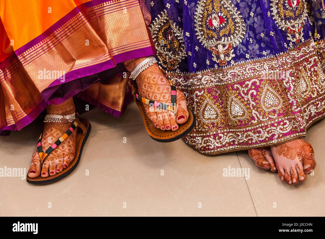 Les pieds des femmes lors d'une cérémonie de mariage hindou à Pune, en Inde. Banque D'Images