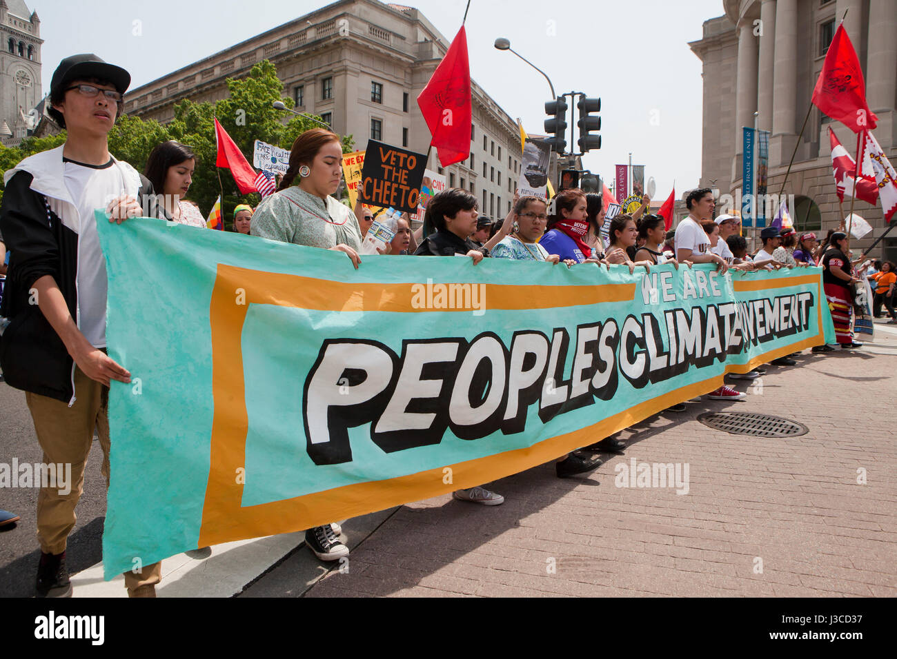 Le climat de 2017 personnes (manifestants Mars marchant avec mouvement climatique peuples bannière) - Washington, DC USA Banque D'Images
