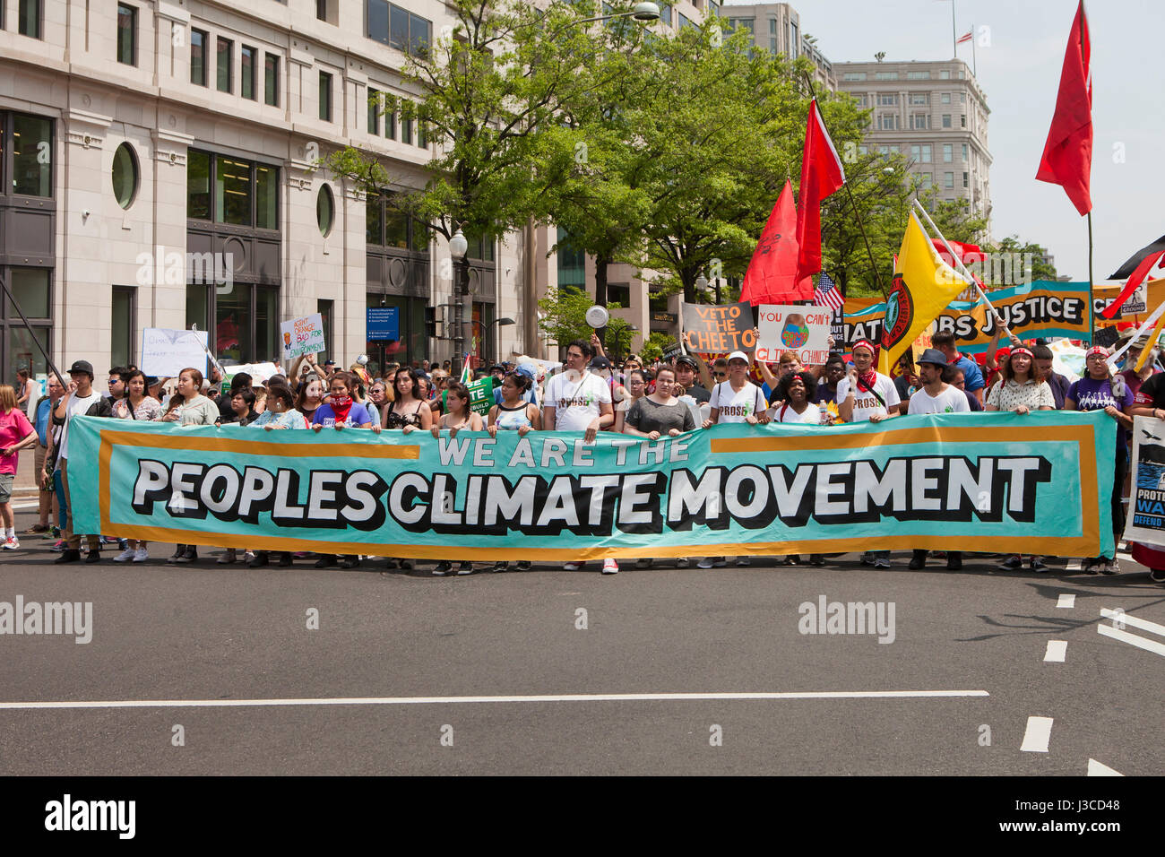 Le climat de 2017 personnes (manifestants Mars marchant avec mouvement climatique peuples bannière) - Washington, DC USA Banque D'Images