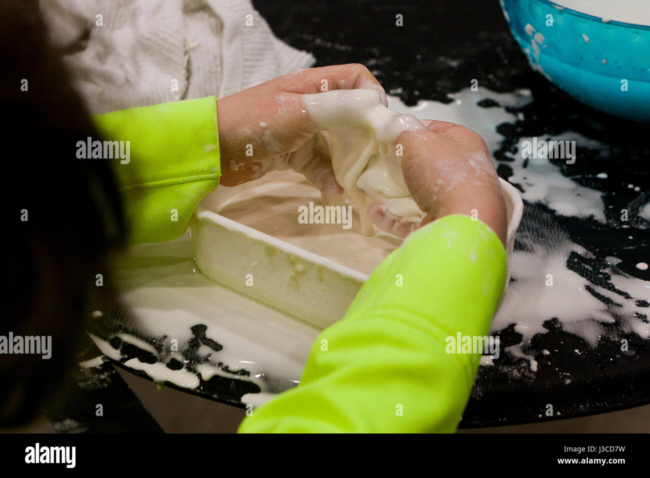 Enfant jouant avec la fécule goo (oobleck) - USA Banque D'Images