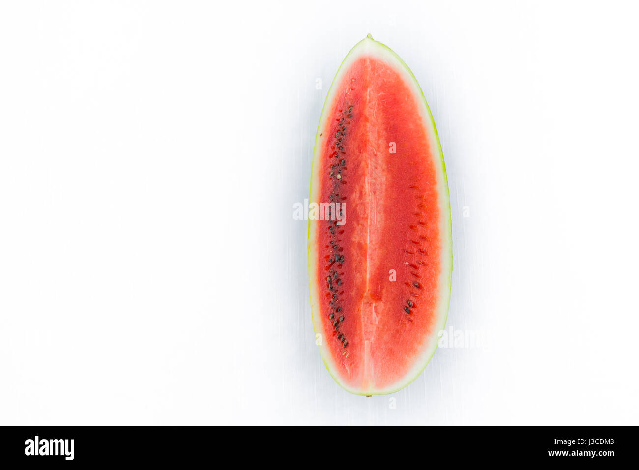 Watermelon coupées en deux ou en segments.demi-lune. Fruit d'été méditerranéen ou sicilienne. Sur fond blanc Coupe. ressource graphique. Banque D'Images