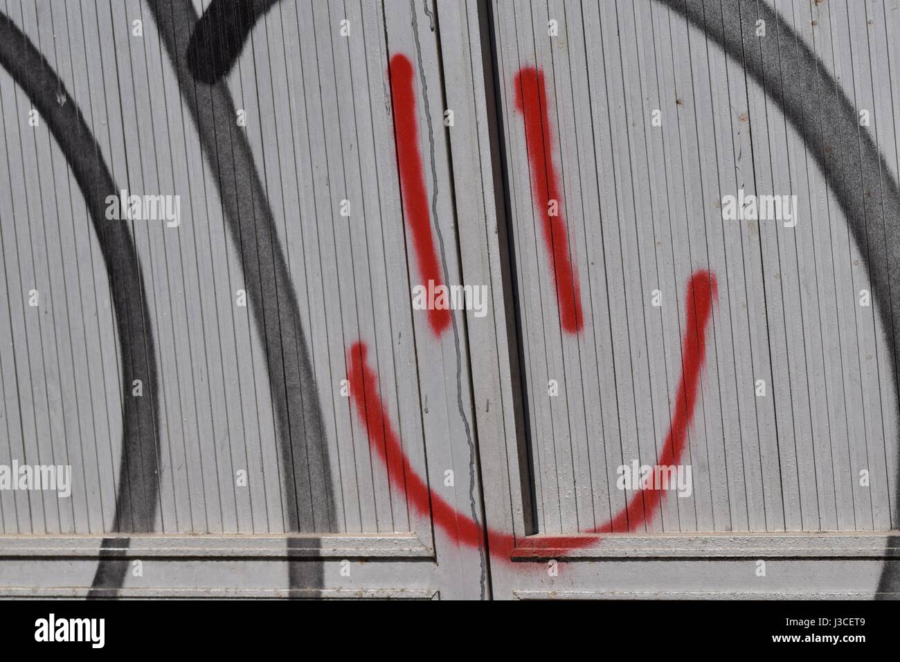 Smiley dessiné avec un pic sur le fond métallique Banque D'Images