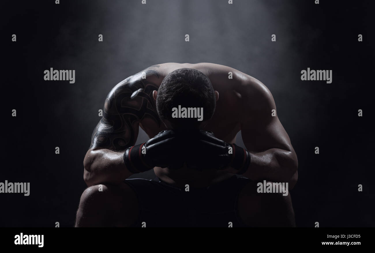 Siège avec un athlète Boxer tête retombant sur un fond noir Banque D'Images
