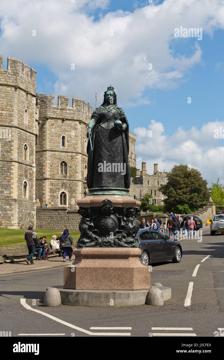 Statue de la reine Victoria à Windsor sur une journée bien remplie Banque D'Images