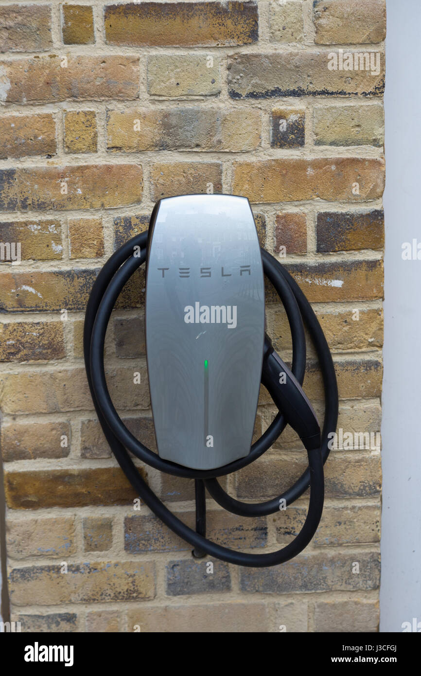 Chargeur maison Tesla sur un mur de la propriété Photo Stock - Alamy