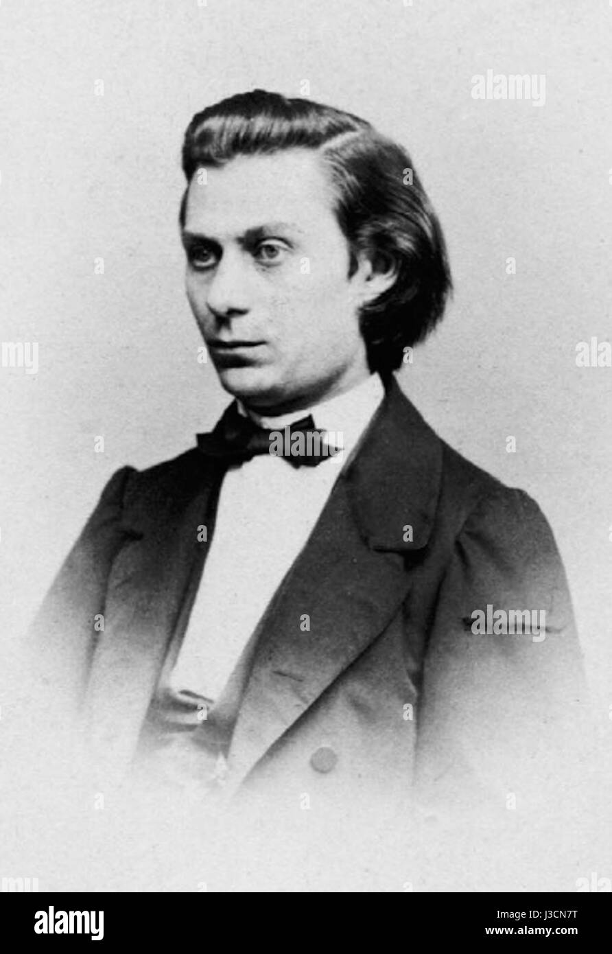 Un portrait d'Engelbert roentgen, mettant en évidence ses traits et sa tenue vestimentaire, reflétant les styles photographiques de son époque. Banque D'Images