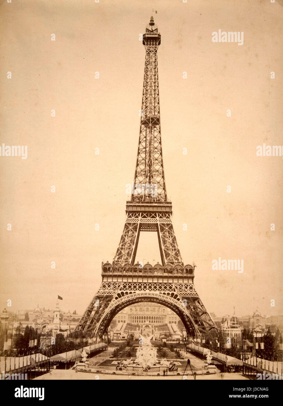 La Tour Eiffel, construite pour l'exposition universelle de 1889 à Paris, est un symbole de l'ingénierie et de la réalisation architecturale françaises. La structure était un exploit remarquable du design du XIXe siècle et est devenue l'un des monuments les plus emblématiques au monde. Banque D'Images