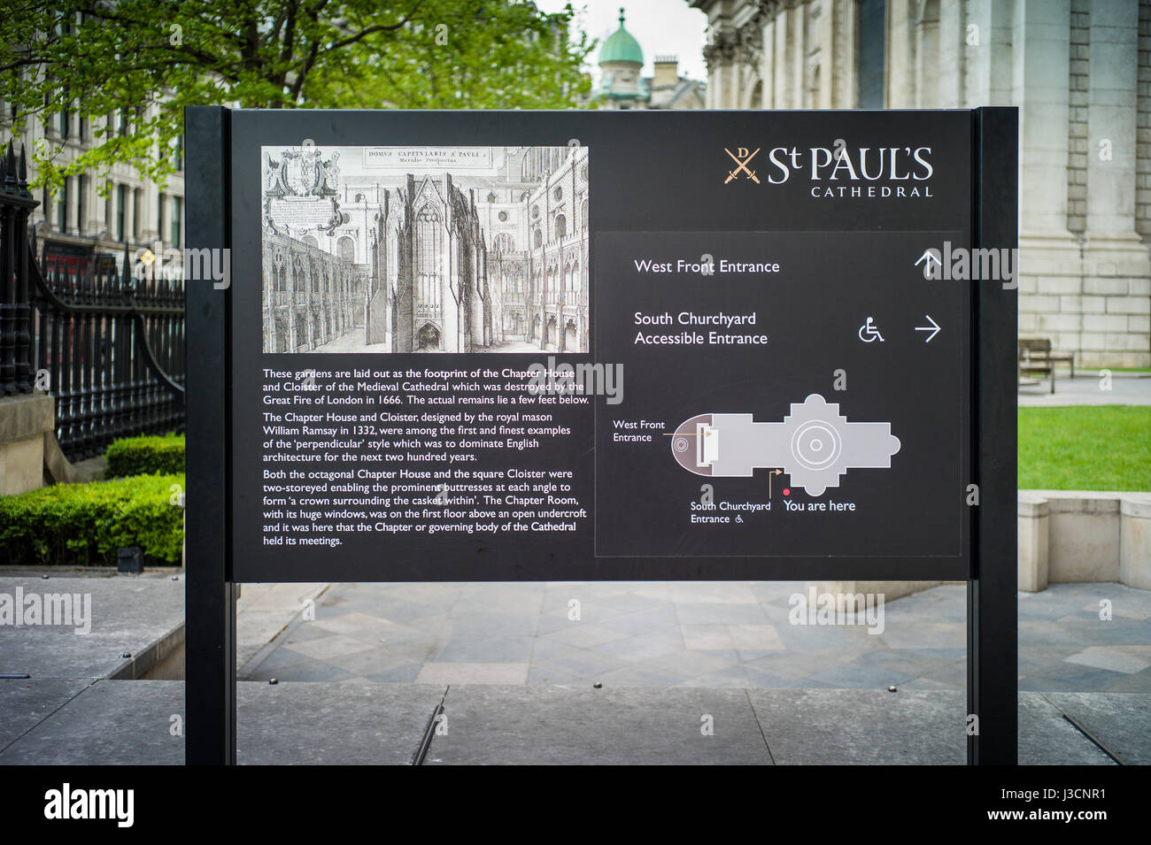 Signe de l'information pour le Cimetière du Sud jardins de la Cathédrale St Paul à Londres UK. Ce fut le site de la Chambre chapitre original et le cloître. Banque D'Images