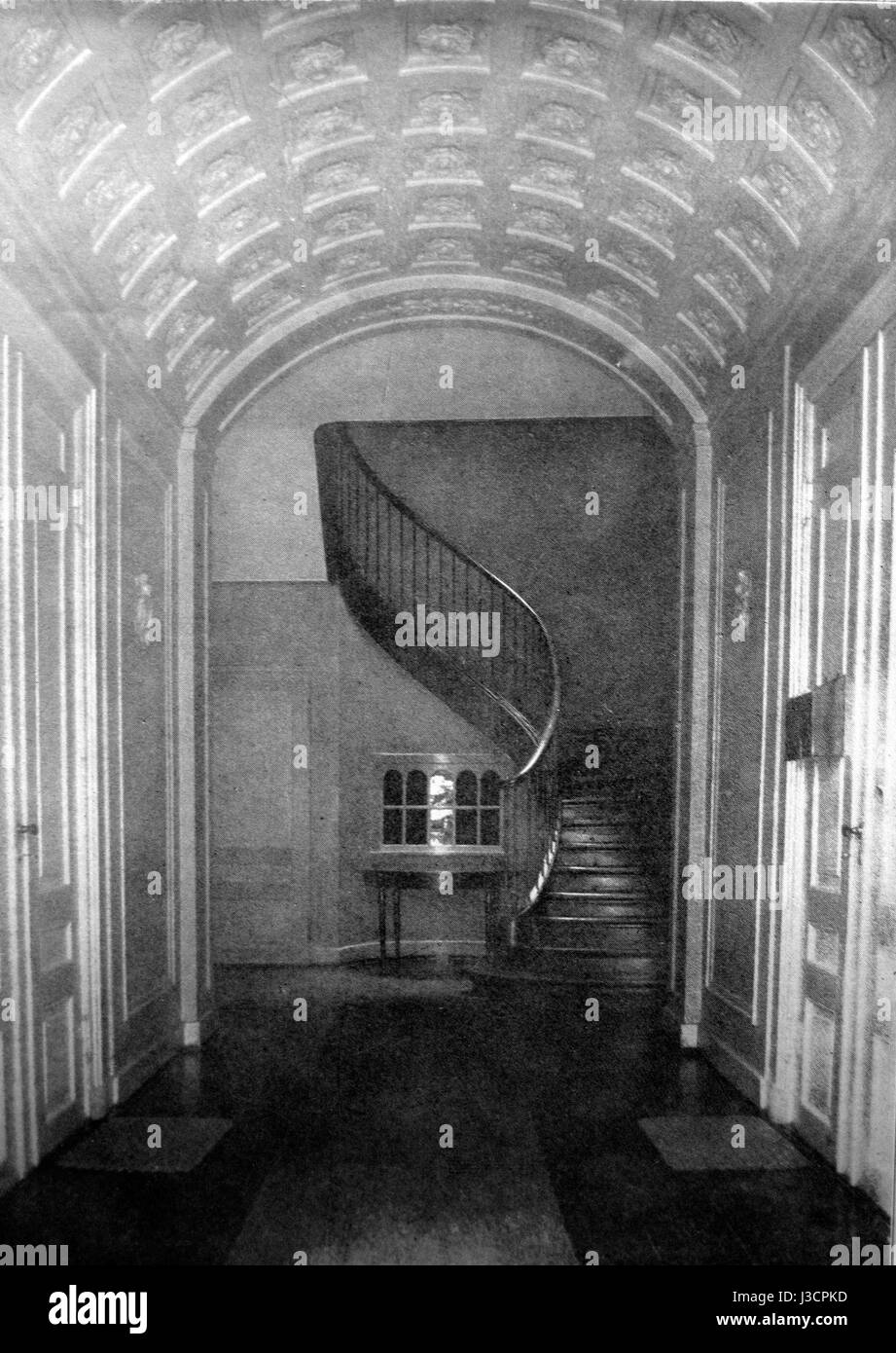 Empire Entrance Hall est une caractéristique architecturale, probablement une partie d'un plus grand bâtiment ou complexe, reflétant la grandeur et le style de conception de la période Empire dans l'architecture. Banque D'Images