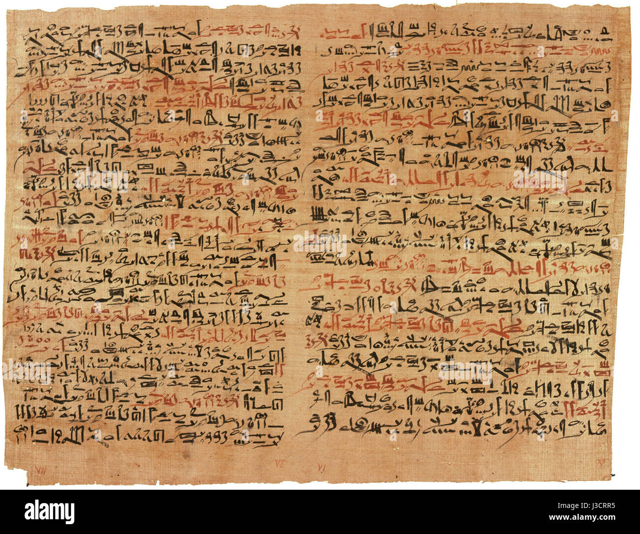 Le papyrus Edwin Smith est un ancien texte médical égyptien, datant d'environ 1600 av. J.-C.. C'est l'un des manuscrits médicaux les plus anciens, détaillant les pratiques chirurgicales, les observations anatomiques et les procédures diagnostiques utilisées dans l'Égypte ancienne. Ce papyrus donne un aperçu des pratiques médicales précoces et est considéré comme un document clé dans l'histoire de la médecine. Banque D'Images