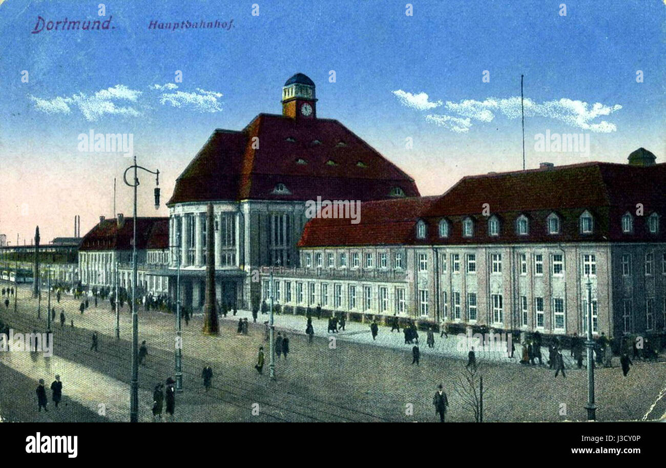 Cette carte postale historique représente la Hauptbahnhof (gare principale) de Dortmund, en Allemagne, mettant en valeur le style architectural et le centre de transport de la ville. Banque D'Images