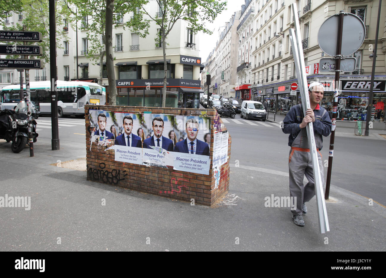 Un homme marche en campagne électorale, des affiches de l'élection présidentielle française pour le candidat en marche ! Circulation Emmanuel Macron à Paris,France le Ma Banque D'Images