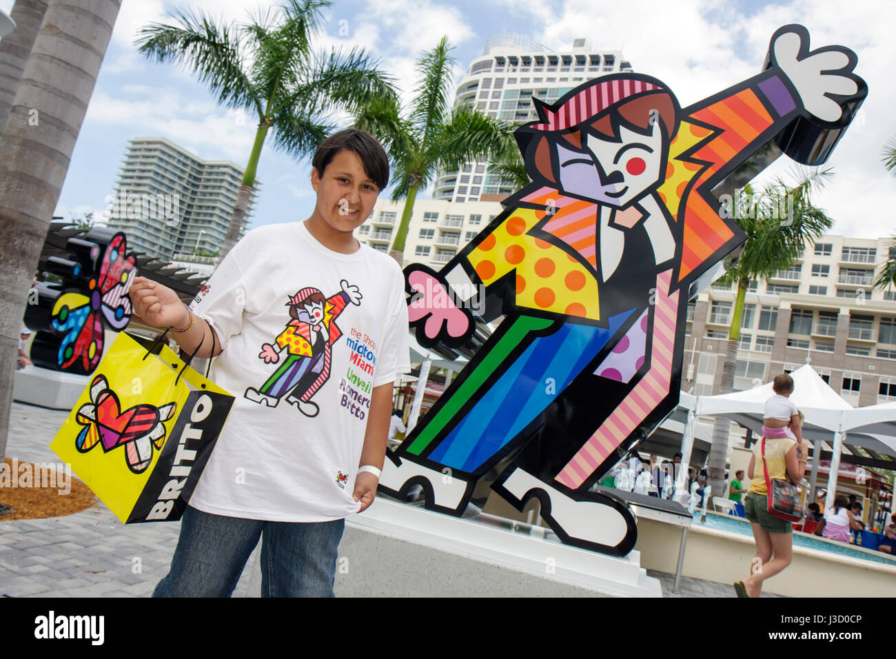 Miami Florida, boutiques à Midtown Miami, Brush avec Romero Britto, artiste célèbre, art, fête de peinture pour enfants, sculpture dévoilant l'ethnie hispanique garçons Banque D'Images