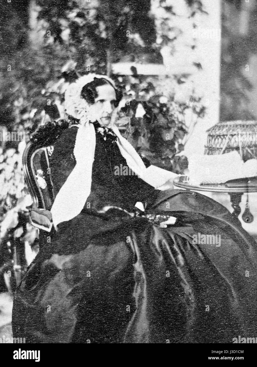 Ce portrait représente l'impératrice douairière Alexandra Feodorovna de Russie en 1860. L'impératrice était connue pour son rôle important dans l'histoire russe et son influence pendant le règne de son mari, l'empereur Nicolas Ier Banque D'Images