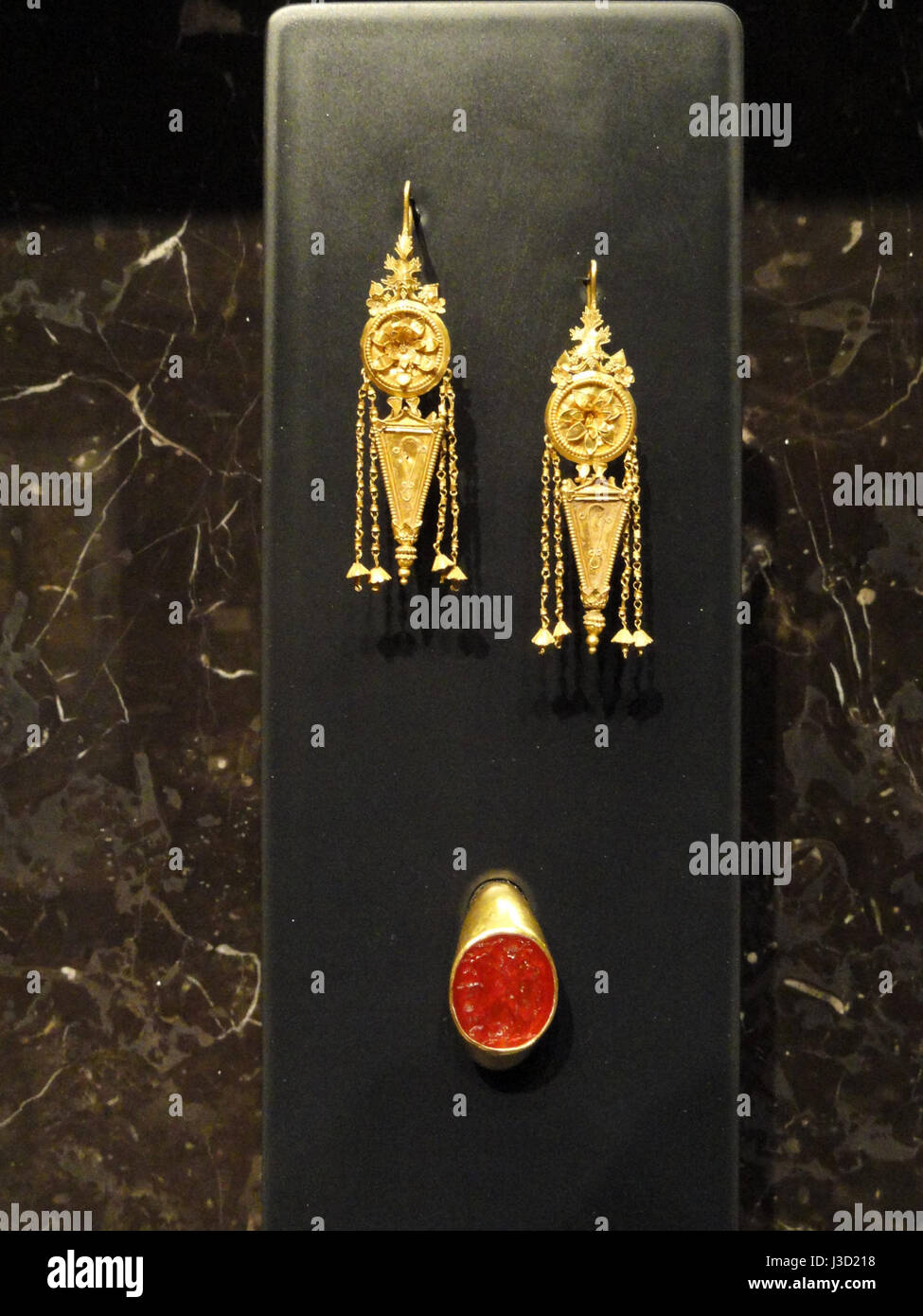 Ces boucles d'oreilles, censées provenir de Tarente, en Italie, remontent au IIIe siècle av. J.-C. Ils font partie de la collection du Nelson Atkins Museum of Art, présentant la conception et l'artisanat de bijoux grecs anciens. Banque D'Images