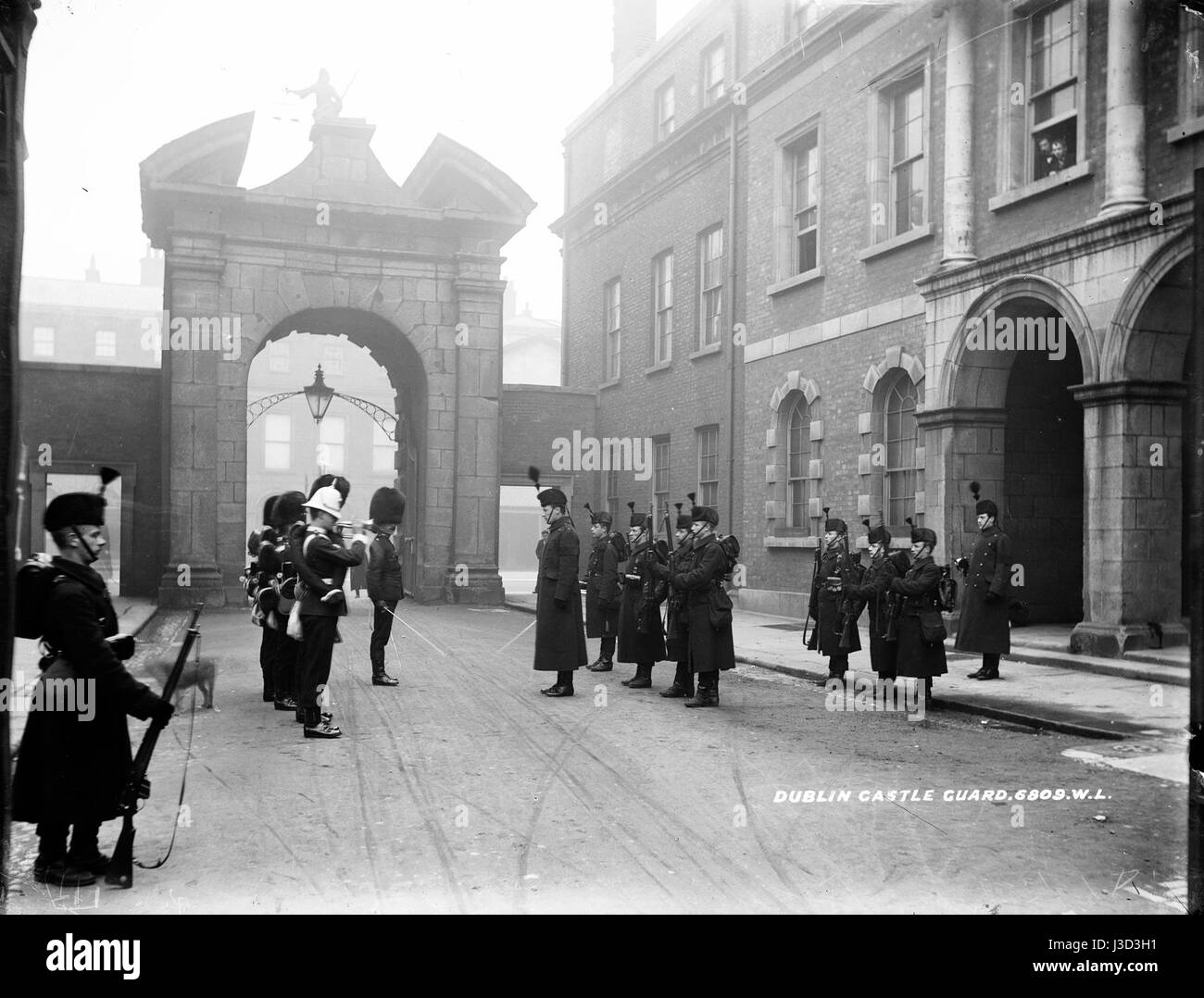 Le château de Dublin, un site historique en Irlande, est gardé par le personnel militaire dans cette image de 1905 environ, reflétant l'époque coloniale et l'importance du château comme siège de la puissance britannique en Irlande. Banque D'Images